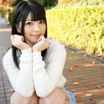 上原亜衣が道路でしゃがんでいる画像