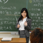 黒板にエロいこと書いて授業する女教師の画像