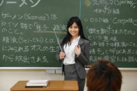 黒板にエロいこと書いて授業する女教師の画像